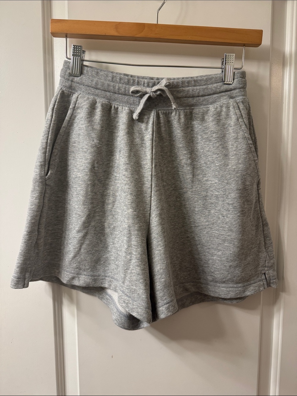 Old Navy Extra High-Waisted Vintage Sweat Shorts in Medium Heather Gray Size S